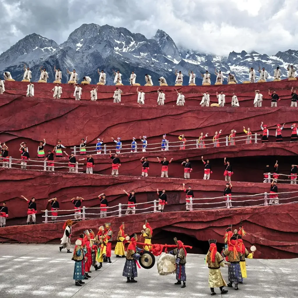 Impression Lijiang 《印象麗江》,玉龍雪山下的大型戶外實景演出。穿著傳統服飾的少數民族演員在紅岩舞台上表演,以雪山為天然背景。