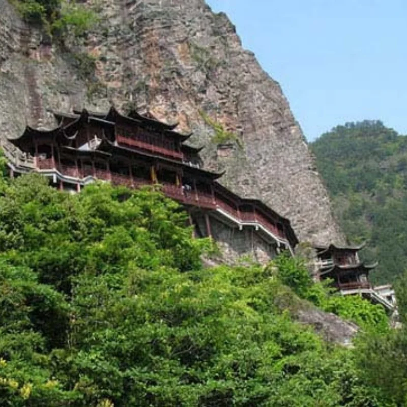 Kunming Xishan 1 昆明西山懸崖上的古建築群沿著山壁而建,傳統中式亭台樓閣與長廊依山勢延伸,周圍被翠綠山林環繞。建築依附陡峭岩壁而立,展現壯觀的山岳景觀與歷史文化特色,是昆明西山著名的觀景與旅遊景點之一。