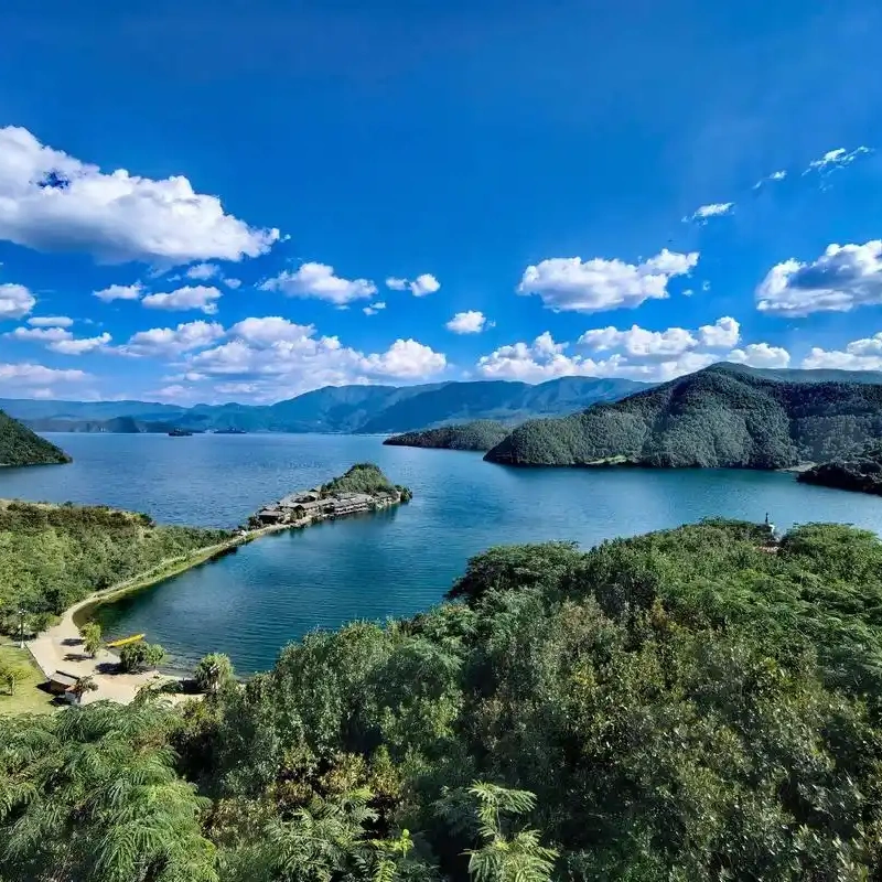 Panoramic view of Lugu Lake 瀘沽湖