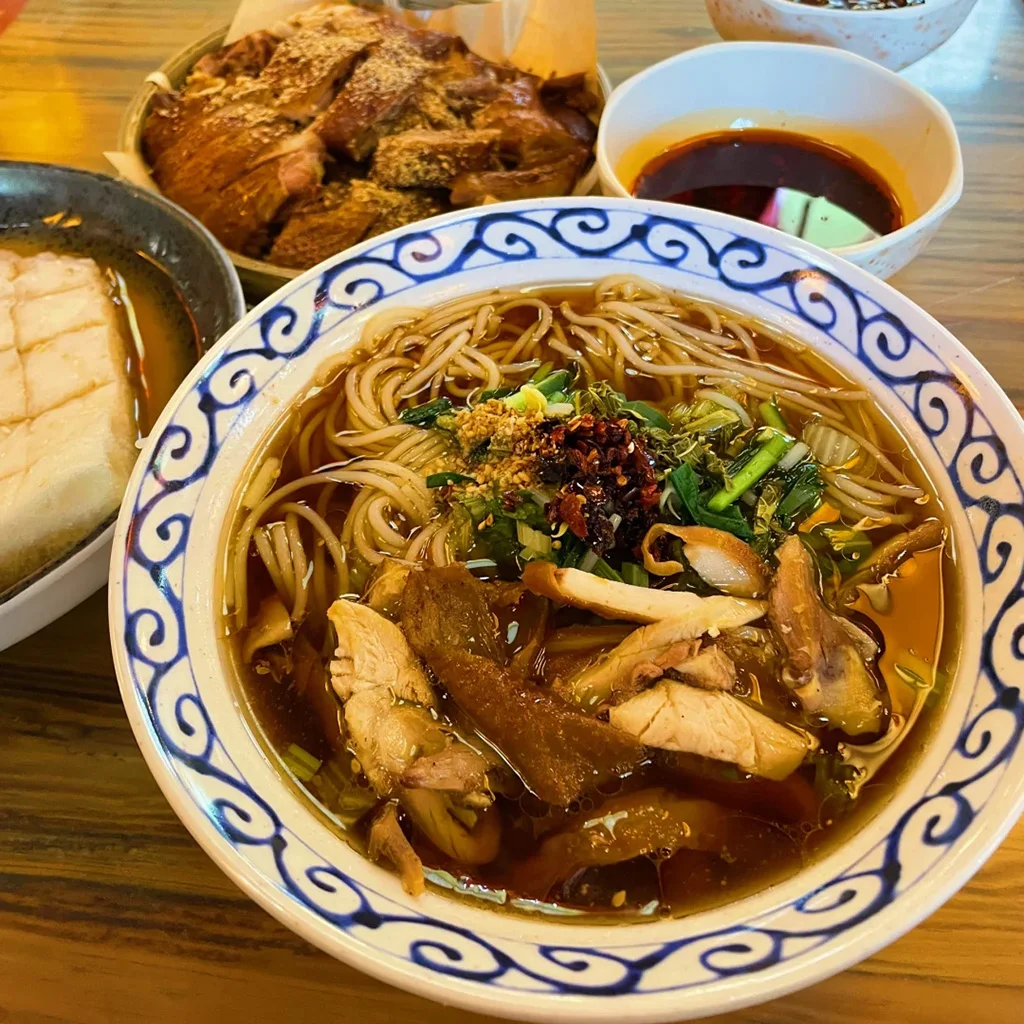 Braised Chicken Rice Noodles 地道昆明鹵雞米線,雲南經典早餐。Q 彈米線盛於鹵香湯頭,鋪上嫩鹵雞肉、香草、辣椒油與花生。