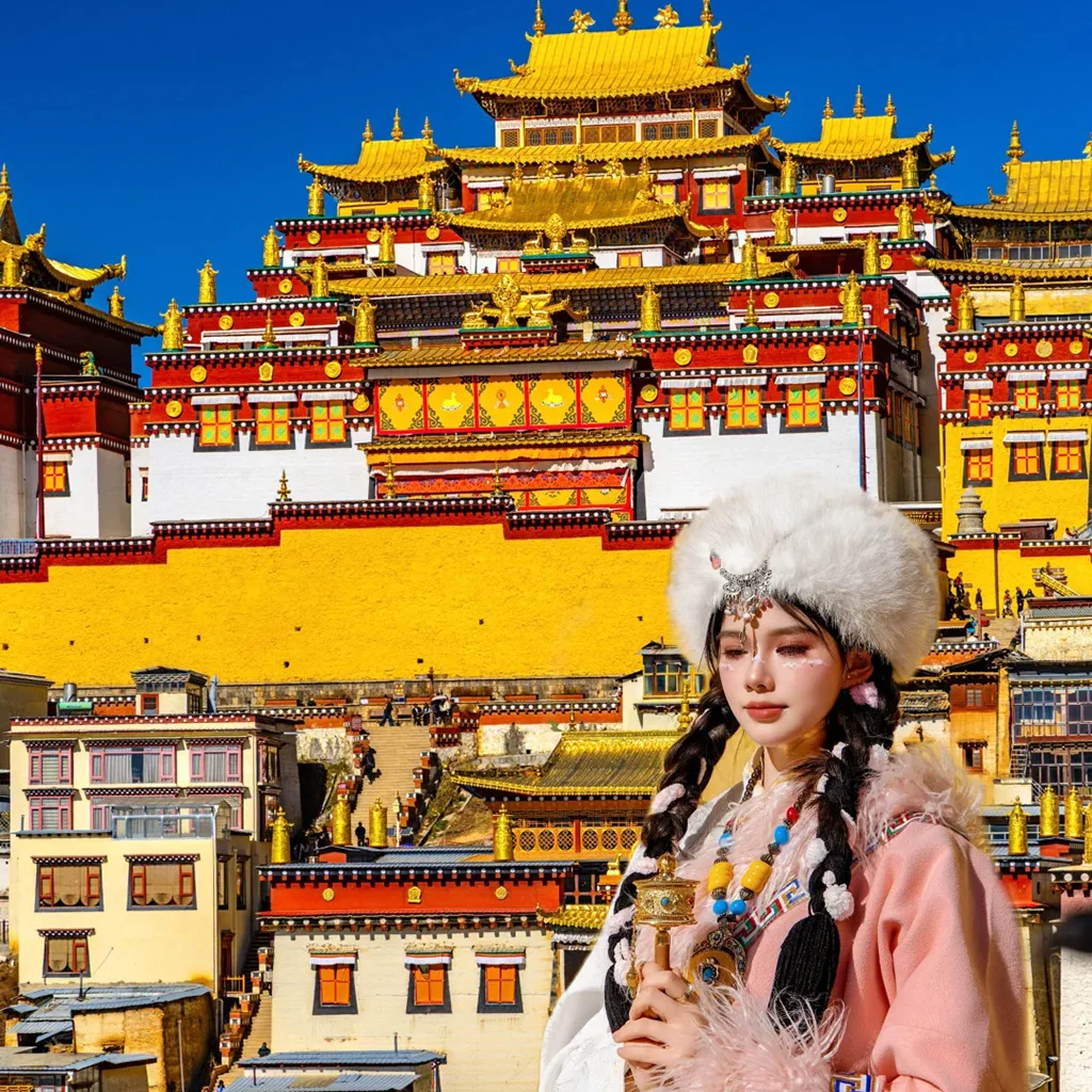 Songzanlin Monastery Costume Change 在 松贊林寺 前,遊客身著藏族傳統服飾拍照留念,金頂寺廟群莊嚴宏偉,色彩鮮豔,人物與藏式建築相互映襯,充滿民族風情。