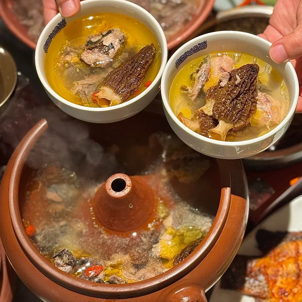 Steamed Chicken in a Clay Pot231 道地建水汽鍋雞,雲南經典料理。嫩雞肉、羊肚菌與枸杞盛於金黃湯汁中,以傳統陶製汽鍋烹製。