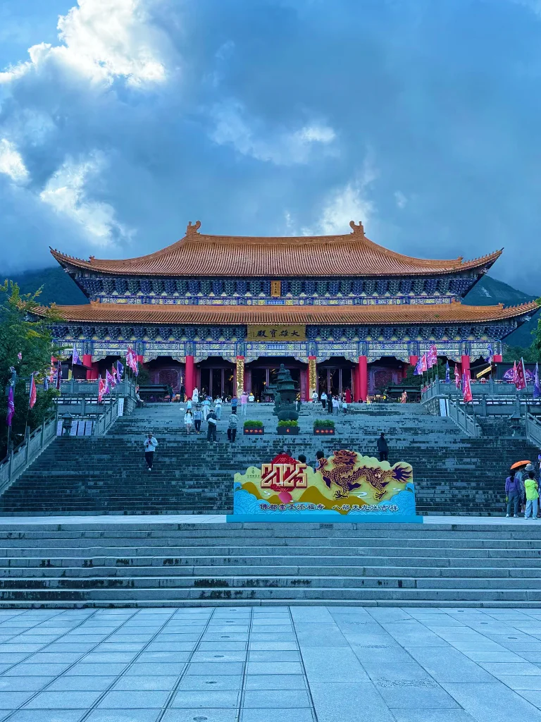 大理崇聖寺三塔主殿建築，階梯延伸至寺廟，呈現傳統中式風格。