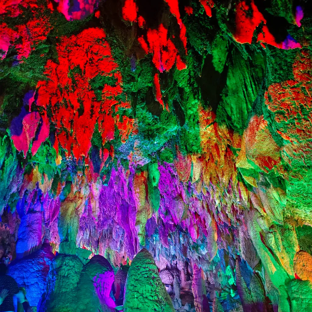 Jiuxiang Scenic Area 石灰岩溶洞內巨大的鐘乳石與石筍,在霓虹紅、綠、紫色的燈光投射下顯得流光溢彩。