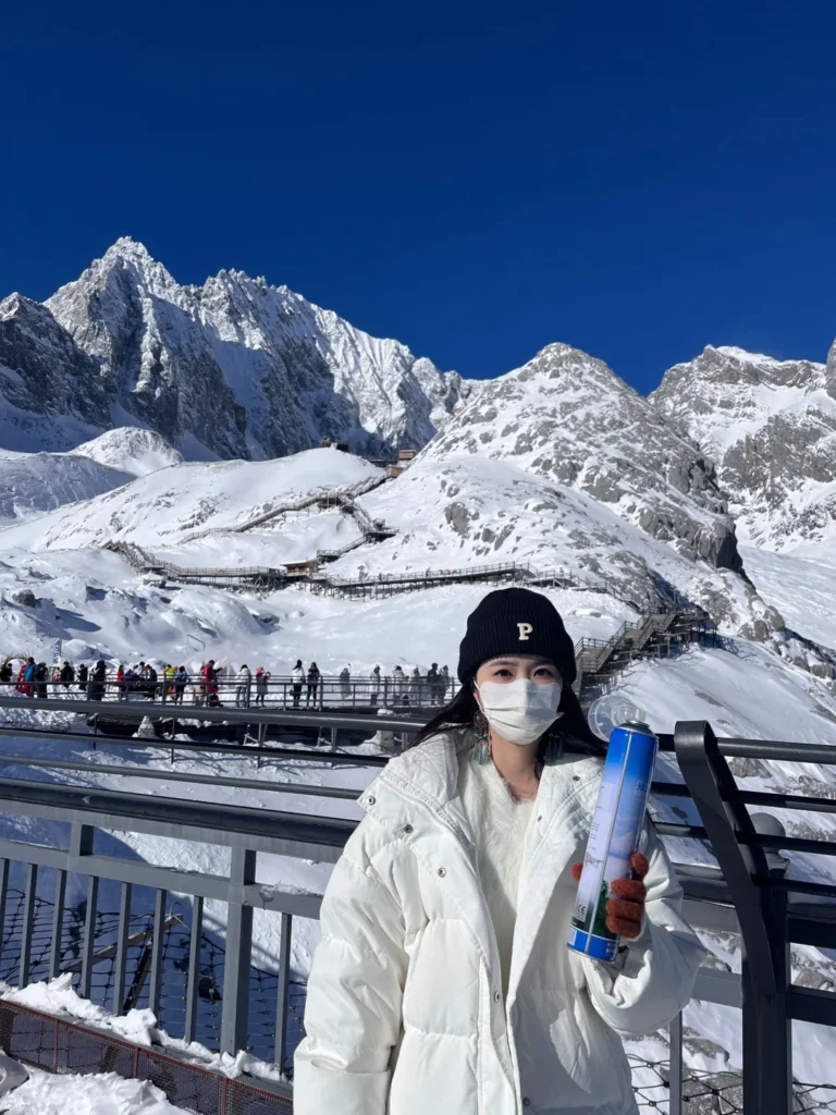 Lijiang Winter Scenery 3 麗江玉龍雪山冬季遊客旅遊場景。